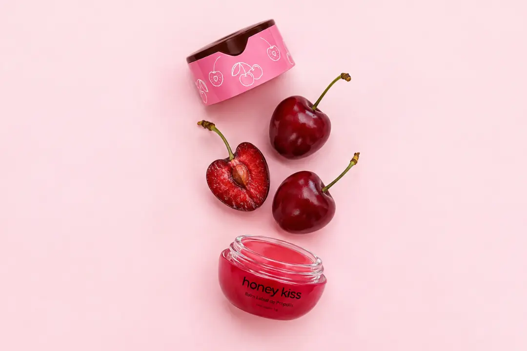 Pote do balm labial HoneyKiss sabor Cereja, cercado de cerejas, foto 2