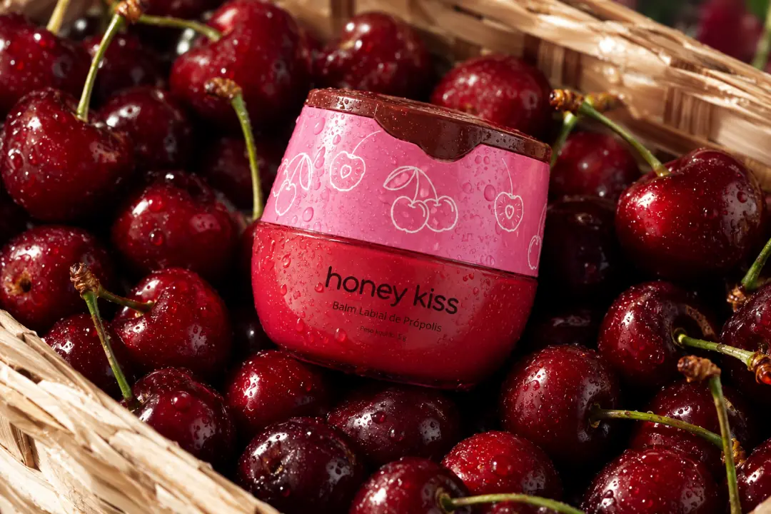 Pote do balm labial HoneyKiss sabor Cereja, cercado de cerejas, foto 4