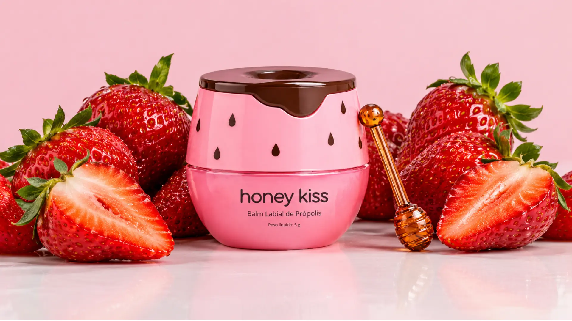 Pote do balm labial HoneyKiss sabor Morango, sobre morangos frescos