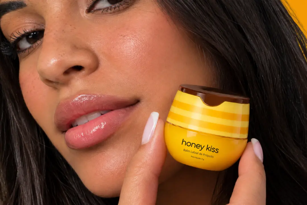 Pote do balm labial HoneyKiss sabor Mel, ao lado de favo de mel, foto 3