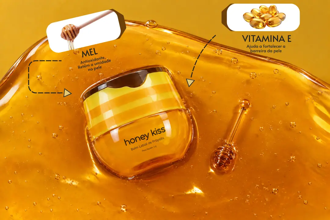 Pote do balm labial HoneyKiss sabor Mel, ao lado de favo de mel, foto 5